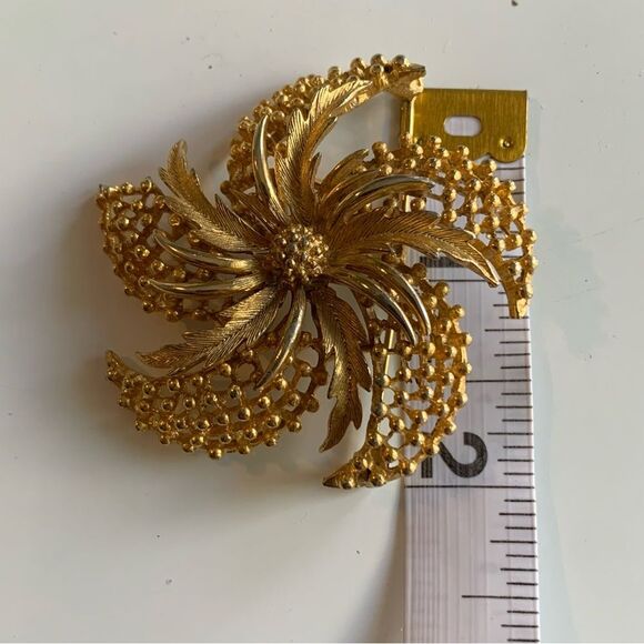 Vintage Lisner Gold-Tone Floral sunburst Brooch – Mid-Century Statement Pin 2.5” - Picture 6 of 8